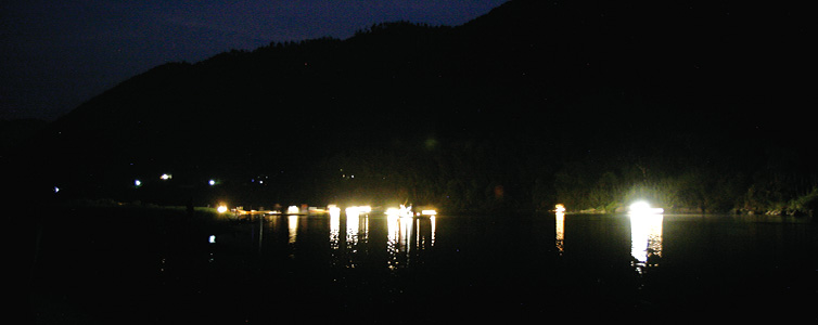 四万十川に揺れる火振り漁の明かり